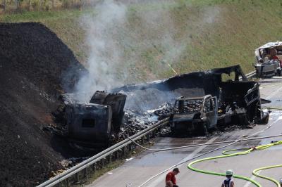 Unfall zwischen Wohnmobil und Lkw auf der A 5 